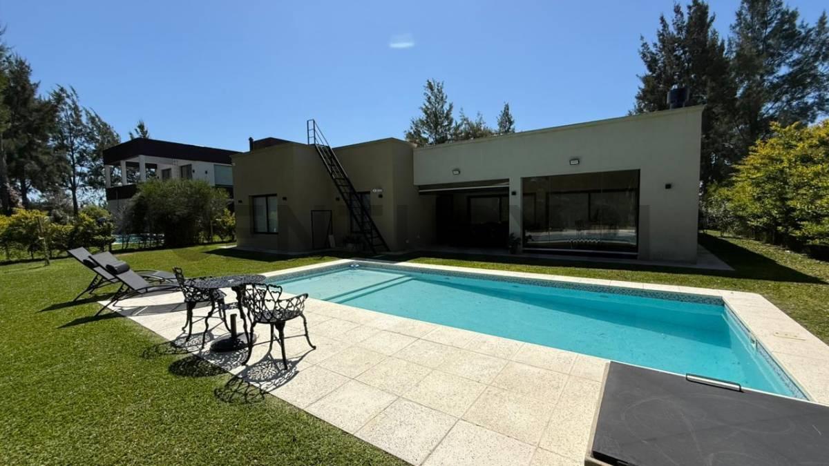 Hermosa casa de 4 ambientes con Galería, parrilla, jardín y pileta — foto 1