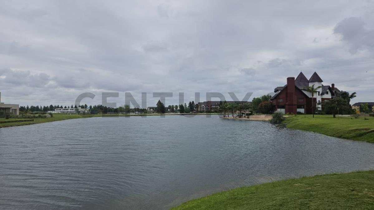 Lote con hermoso fondo a la Laguna en Barrio Ciudad Náutica el Principado — foto 1