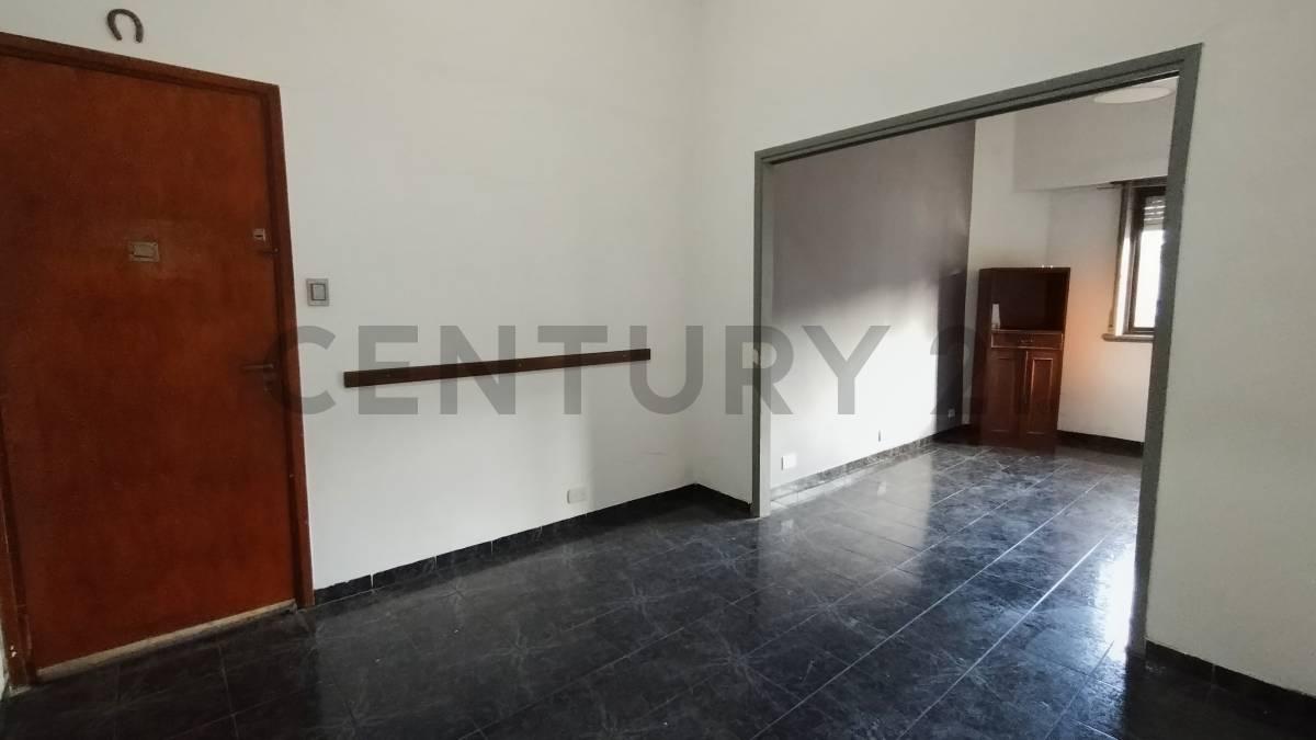 VENTA DEPARTAMENTO EN FLORES - 4 AMBIENTES CON PATIO — foto 1