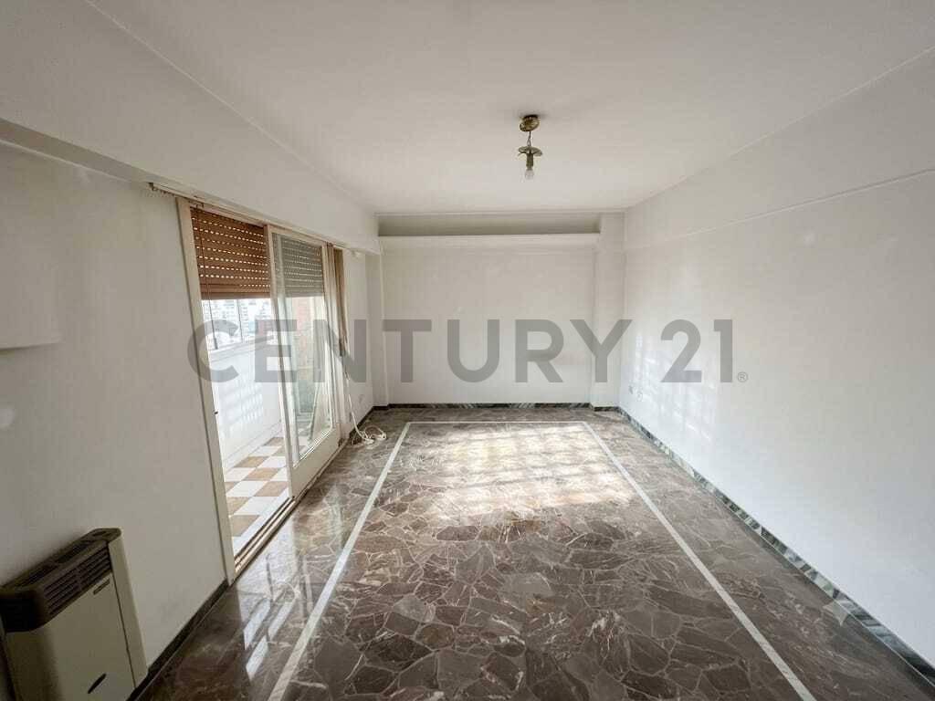 DEPARTAMENTO EN VENTA 3AMB CON BAÑO Y TOILETTE EN EL CORAZON DE VILLA DEL PARQUE — foto 1