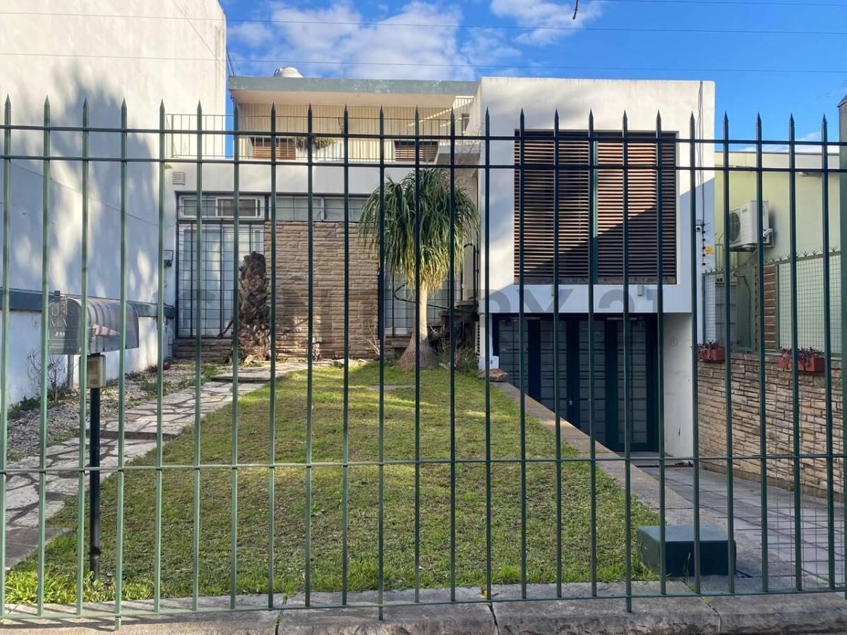 Casa de 5 ambientes con amplio parque, piscina, garage, parrilla, balcón aterrazado y lavadero — foto 1