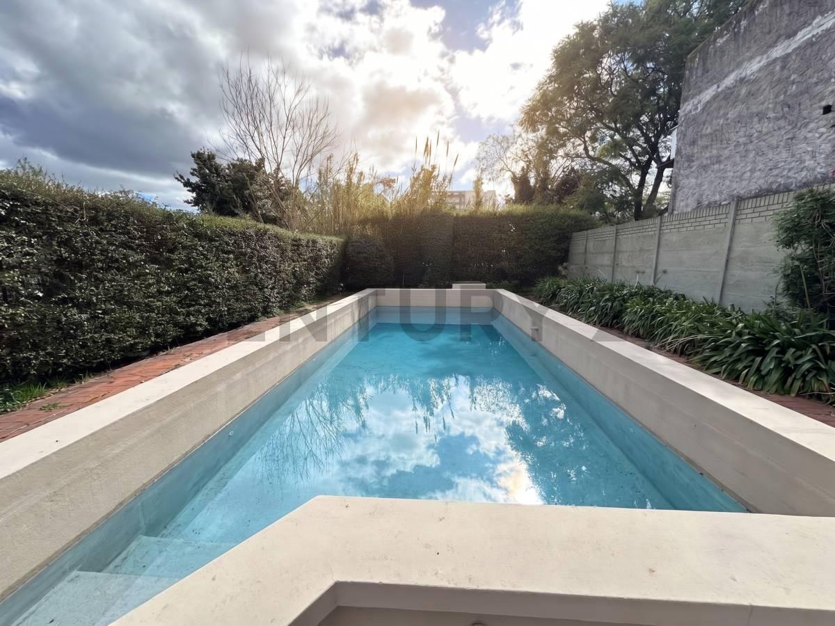 VENTA CASA DE 4 AMBIENTES CON COCHERA, PILETA Y GRAN JARDIN EN LA PLATA — foto 1