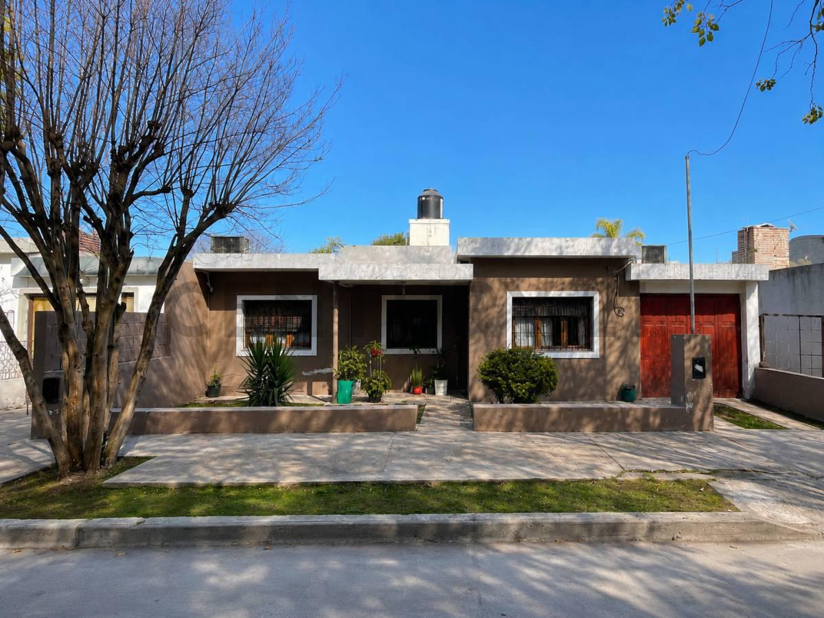 VENTA DE CASA 3 DORMITORIOS PARQUE Y PILETA BARRIO LOS BOULEVARES — foto 1