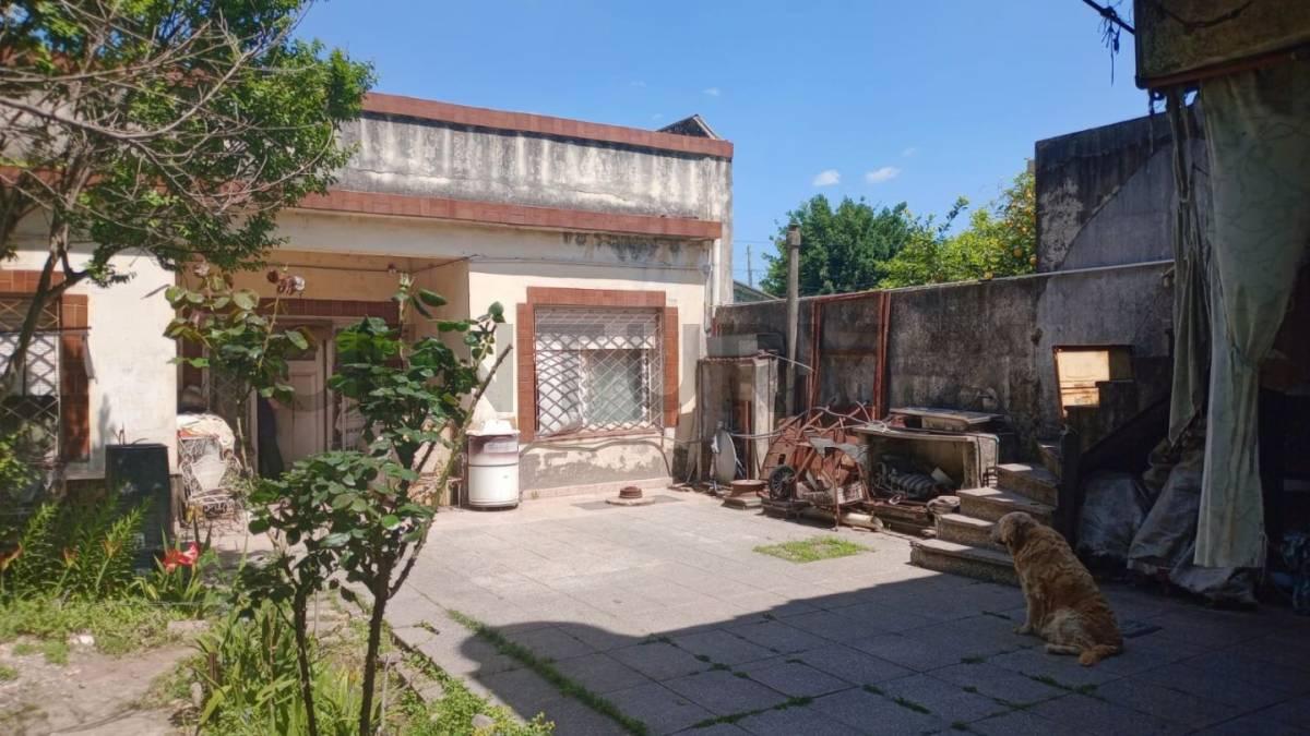 VENTA EN BLOQUE CASA DE 4 AMBIENTES Y DEPTO MONOAMBIENTE CASTELAR SUR C/COCHERA — foto 1