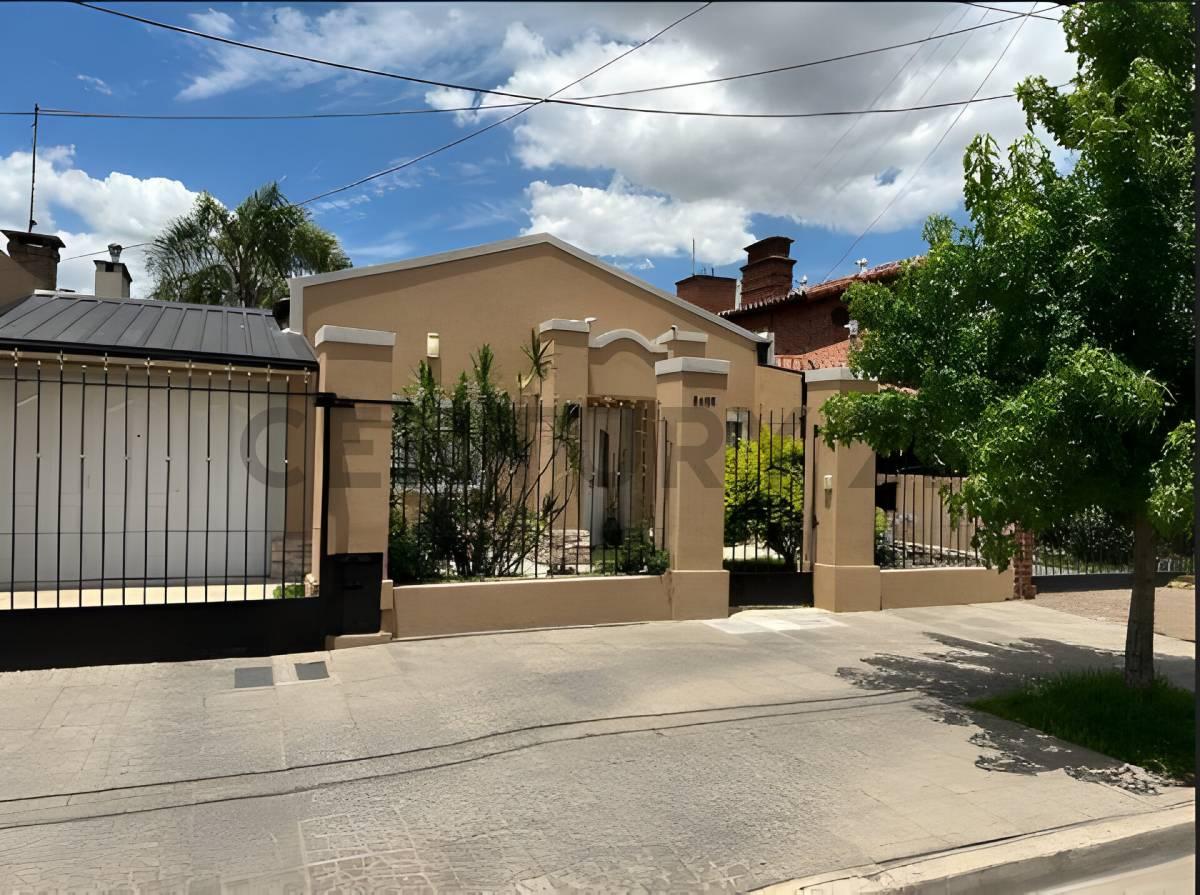 Excelente Casa 4 ambientes en V. Luzuriaga, — foto 1