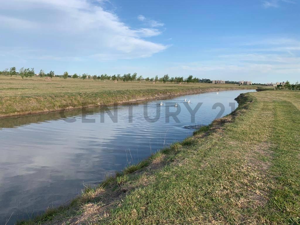 LOTE PREMIUM CON VISTA AL CANAL EN HARAS DEL SUR III - LAS ARAUCARIAS. Acepta permuta por vehículo. — foto 1