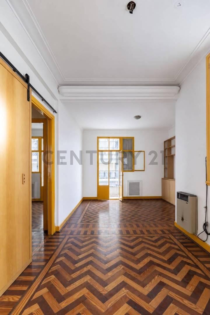 Venta Piso Tres Ambientes C/ Dependencia de Servicio y Balcon corrido - Chile y Av Entre Rios — foto 1