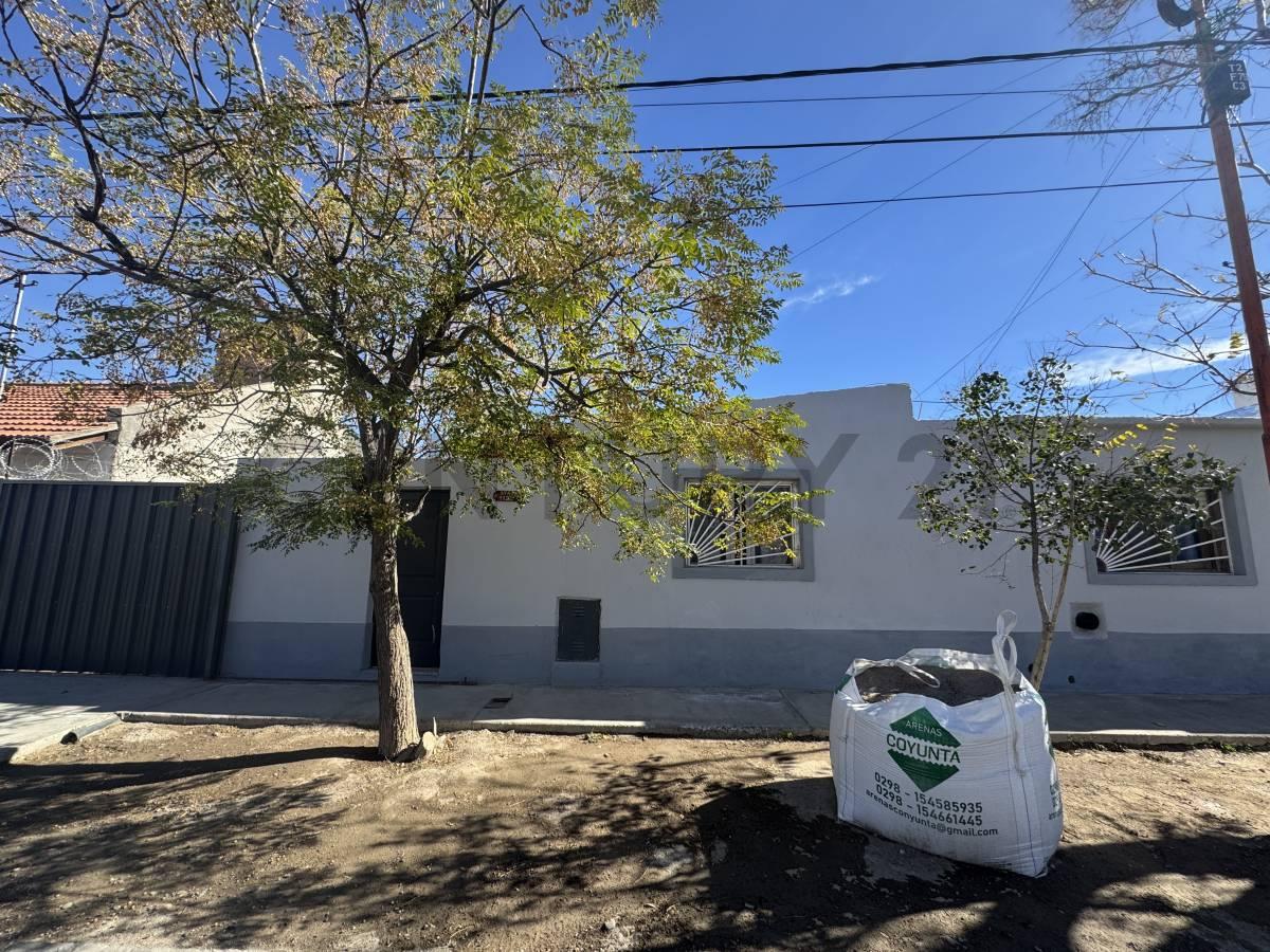 CASA CON DEPARTAMENTO EN VENTA EN GENERAL ROCA — foto 1