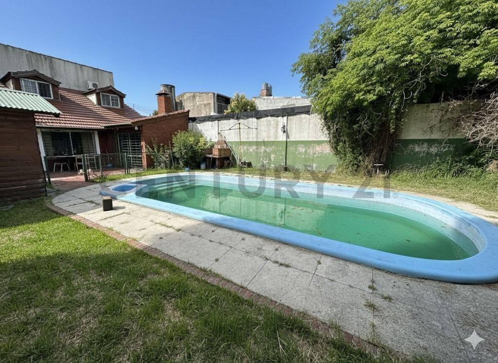 Venta casa en Berazategui con jardín, piscina y garage — foto 1