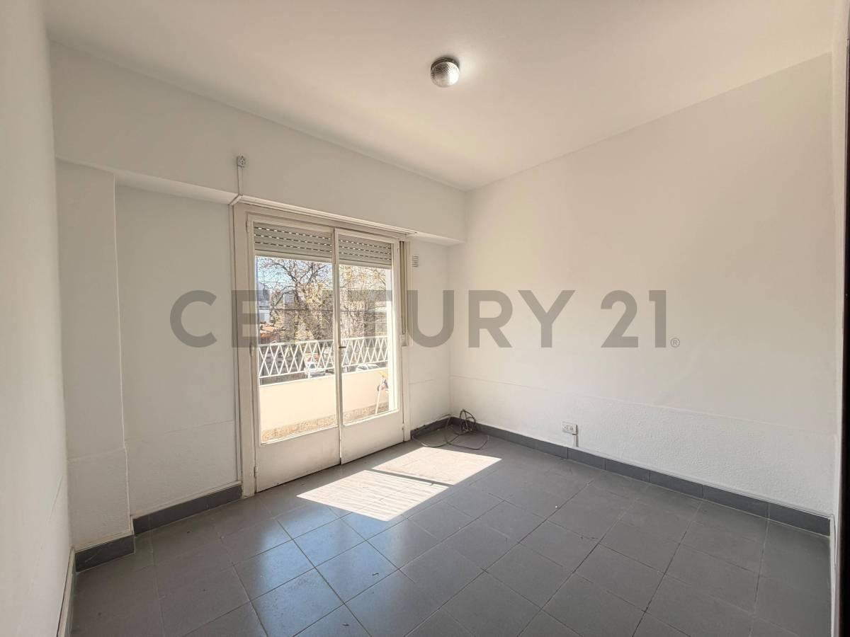 VENTA DEPARTAMENTO VILLA REAL CON PATIO Y BALCON — foto 1