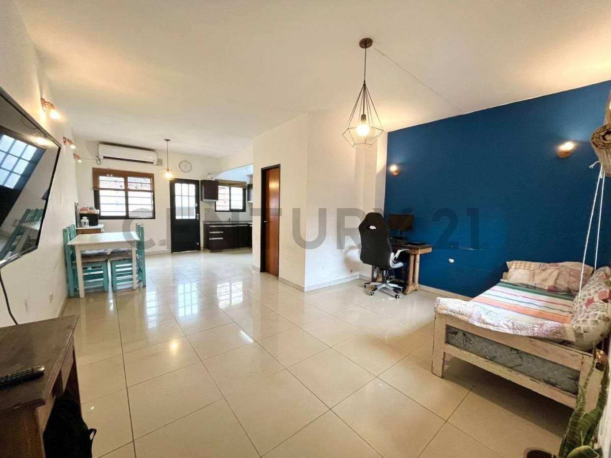 VENTA TRIPLEX 3 AMB + COCHERA + PATIO // APTO CREDITO — foto 1