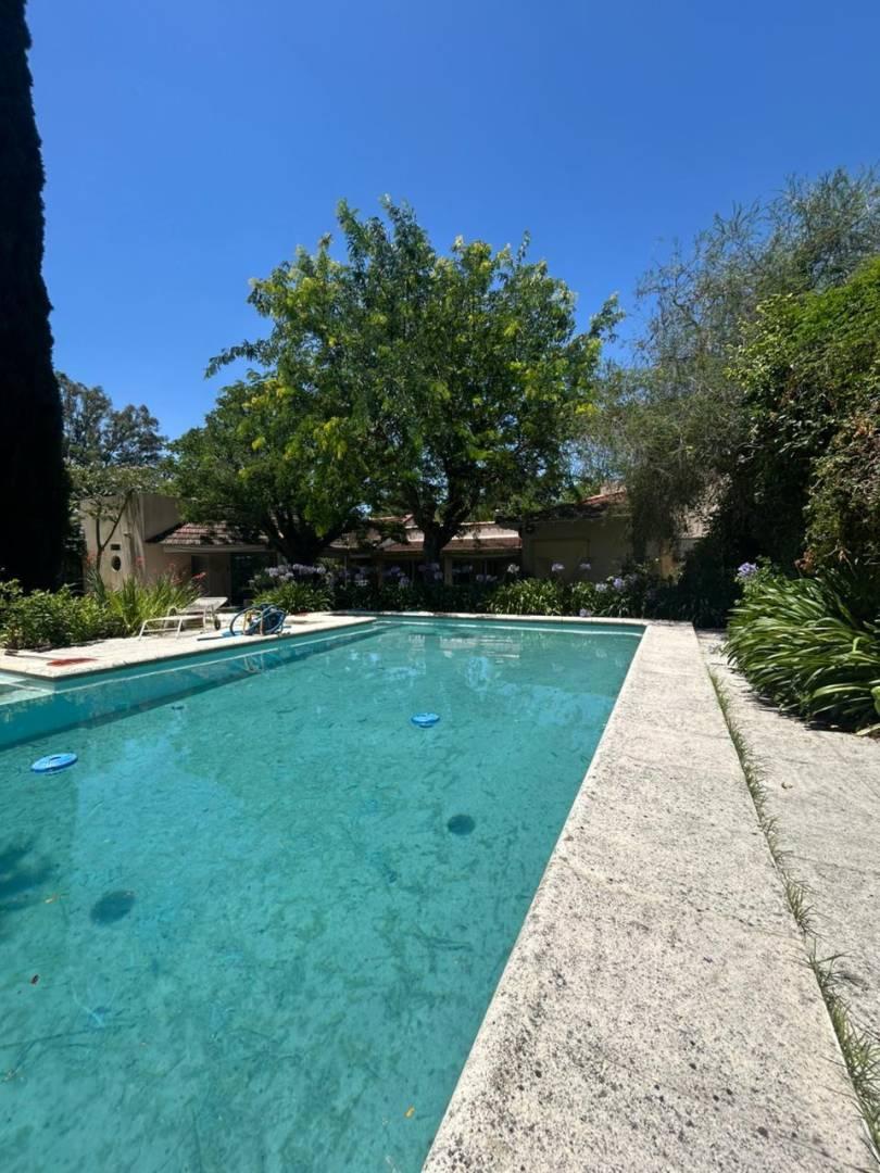 Casa en Villa Elisa . Amplio terreno, pileta y cancha de tennis. — foto 1