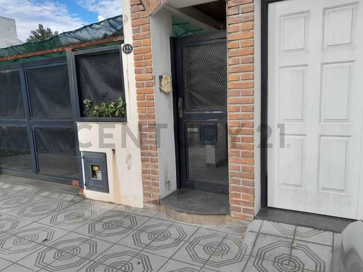 VENTA DE HERMOSA CASA DOBLE COCHERA DESARROLADA EN DOS PLANTAS, TRES DORMITORIOS, DOS BAÑOS, COCINA — foto 1