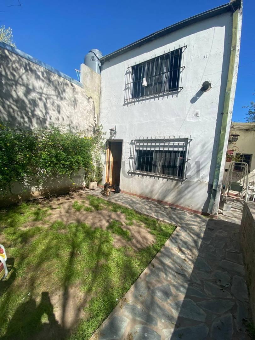 CASA EN VENTA 3 DORM, COCHERA, BAÑO, QUINCHO Y PILETA. Excelente Ubicación! Posible permuta depto 1 — foto 1
