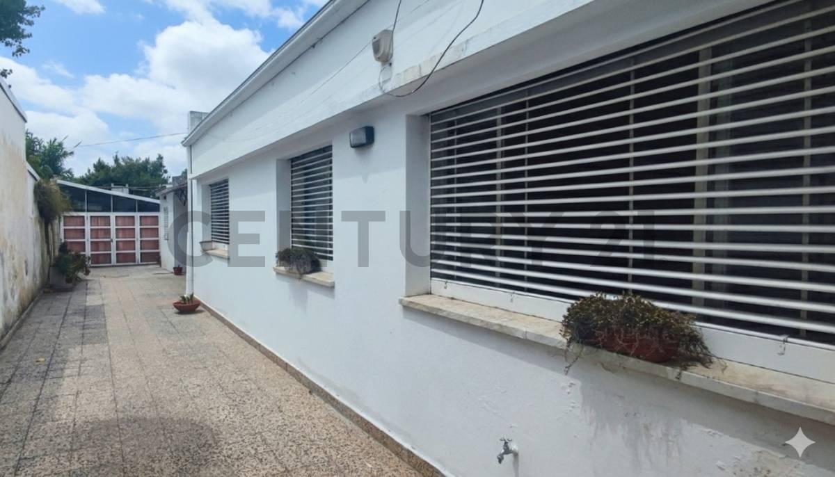 Casa 3 Dormitorios c/ Consultorio en Los Hornos. — foto 1