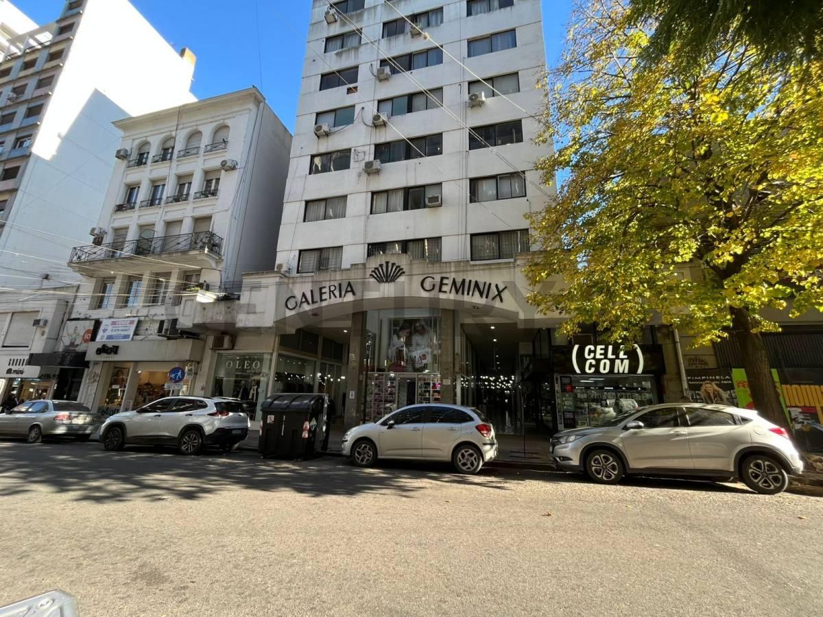 OFICINA EN VENTA GALERIA GEMINIX LA PLATA, BUENOS AIRES. POSIBLE PERMUTA POR DEPARTAMENTO EN EL CASC — foto 1