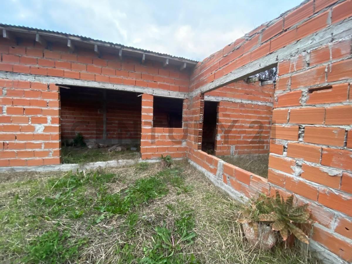 TERRENO EN VENTA CON PARED PERIMETRAL E INICIO DE CONSTRUCCION — foto 1