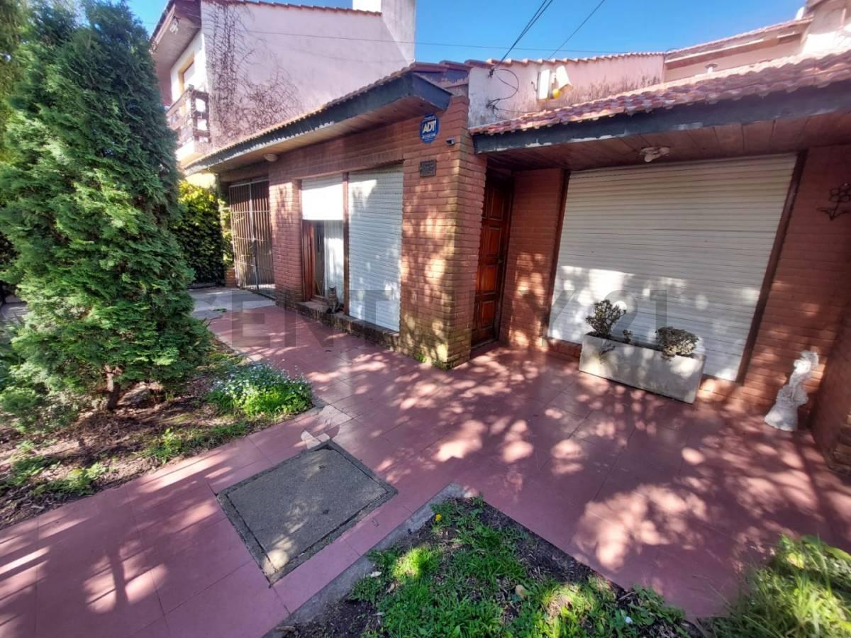 VENTA CASA 4 AMBIENTES CON PLAYROOM A RECICLAR + 2 DEPARTAMENTOS DE 1 AMBIENTE, CAISAMAR, MAR DEL PL — foto 1