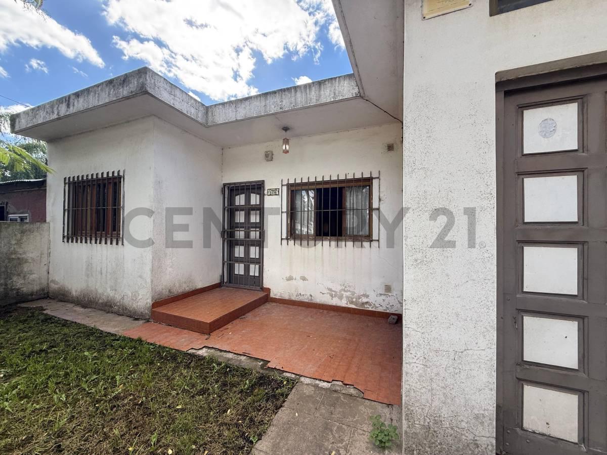 Casa 4 ambientes con parque y cochera. Barrio Parque Camet — foto 1