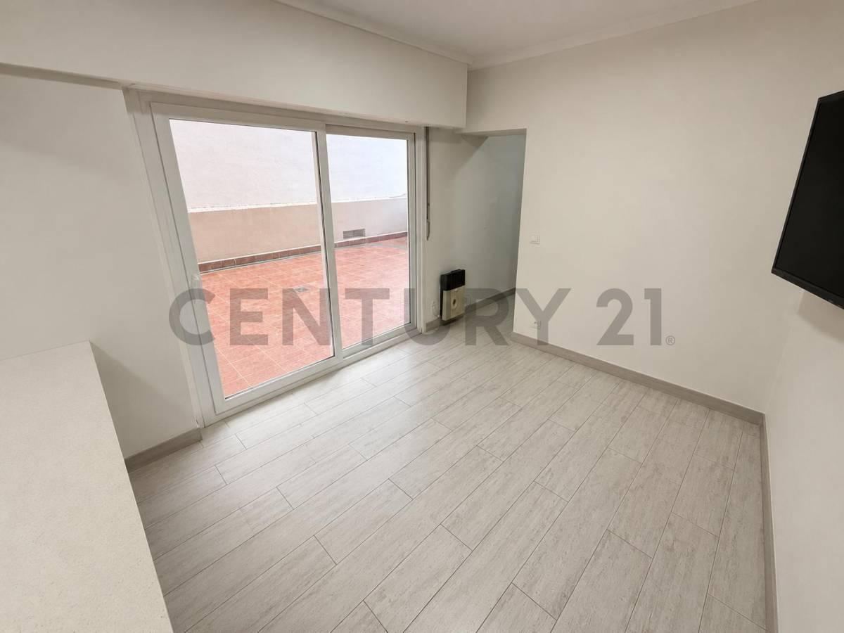 Departamento 2 ambientes reciclado con gran terraza propia en La Perla — foto 1
