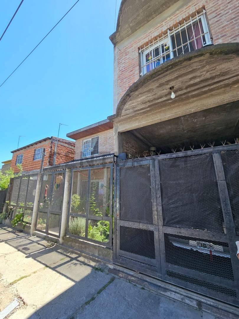 Venta Casa multifamiliar 2 pisos 6 amb F. Varela ( permuta por vehiculo) — foto 1