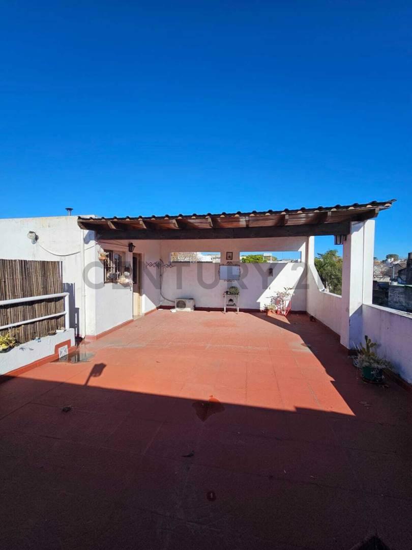 PH 3 ambientes con terraza, patio y quincho propio en Parque Avellaneda — foto 1