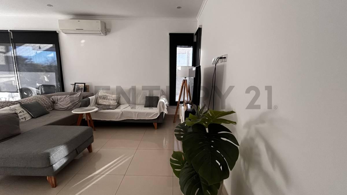 CASA EN VENTA 5 Ambientes con Pileta al Golf — foto 1