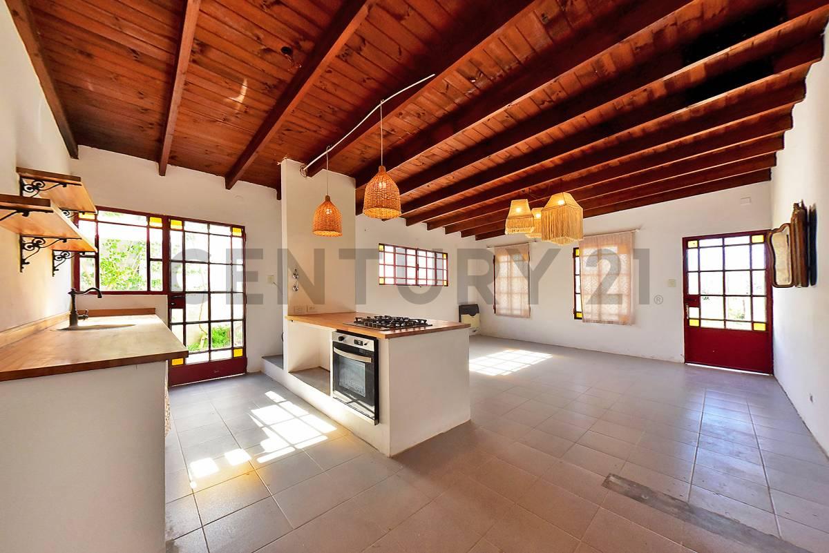 VENTA CASA 3 AMBIENTES JARDÍN Y LOCAL EN ARECO — foto 1