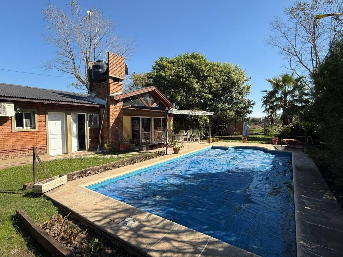 VENTA DE CASA DE 2 DORMITORIOS + COMODÍN EN BARRIO SANTA TERESA, ROLDÁN — foto 1