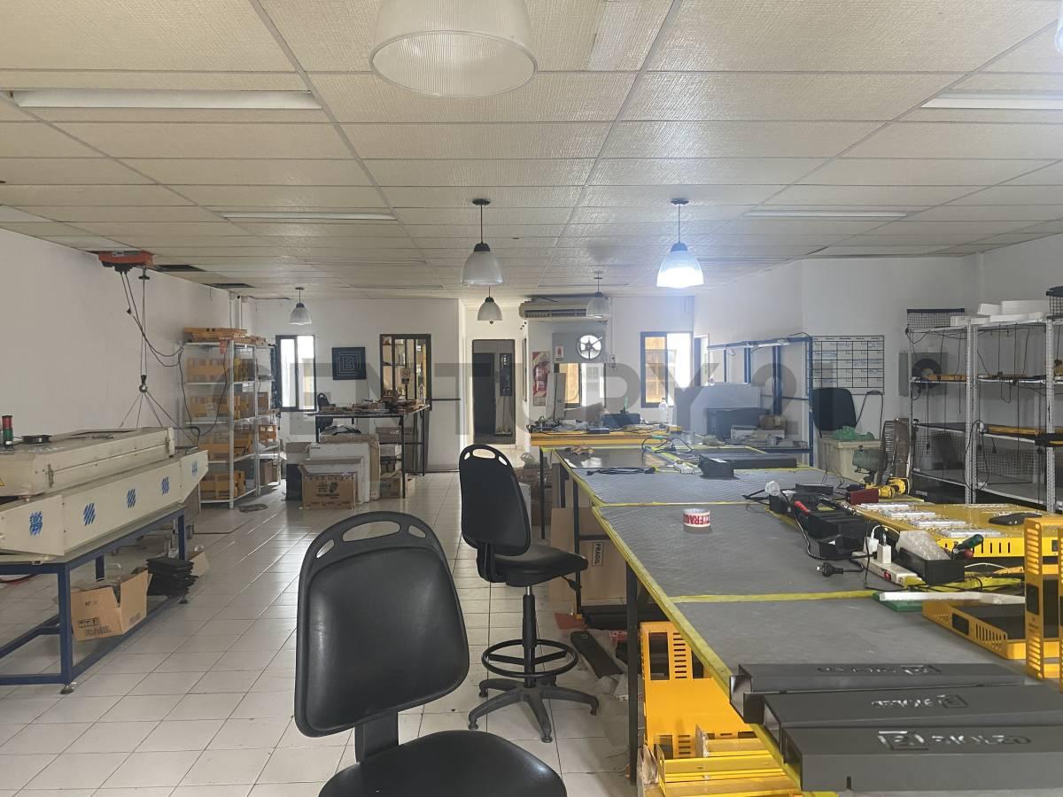 Industrial + oficinas - 400m2 - Barrio Industrial — foto 1