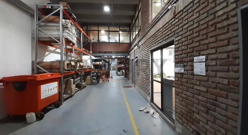Venta Galpón con Local al frente — foto 1