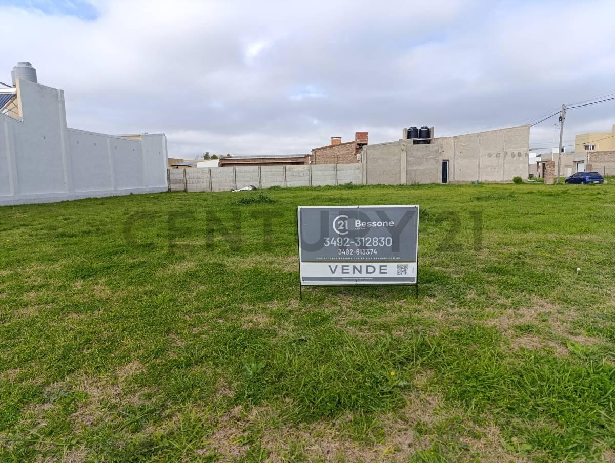 EXCELENTE LOTE EN VENTA SOBRE AVENIDA EN RAFAELA, BARRIO LOS ARCES — foto 1