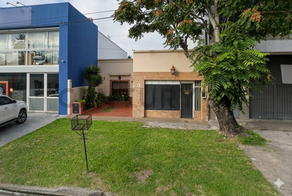 Casa con departamento independiente y local en Venta — foto 1