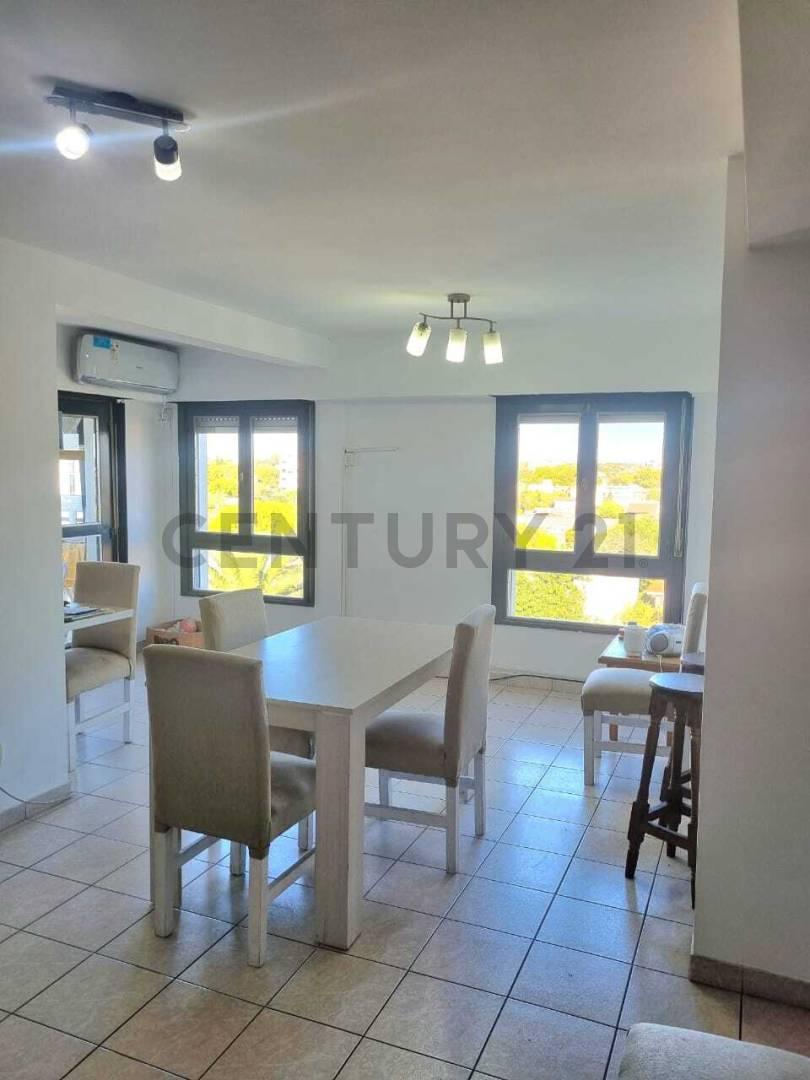 Departamento de 2 dormitorios, cochera y terraza propia en el casco. — foto 1