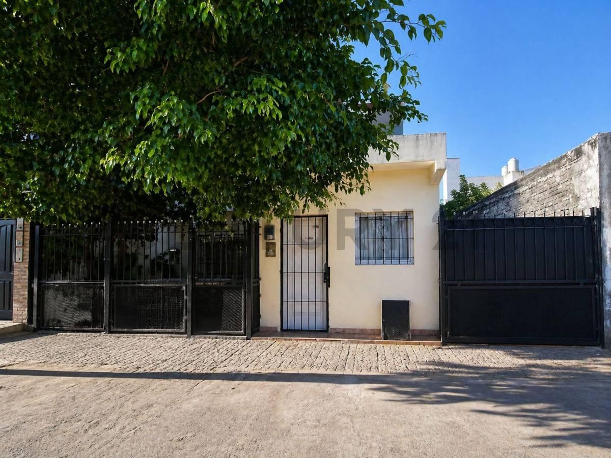 Casa en venta 3 ambientes con local y departamento en Berazategui — foto 1