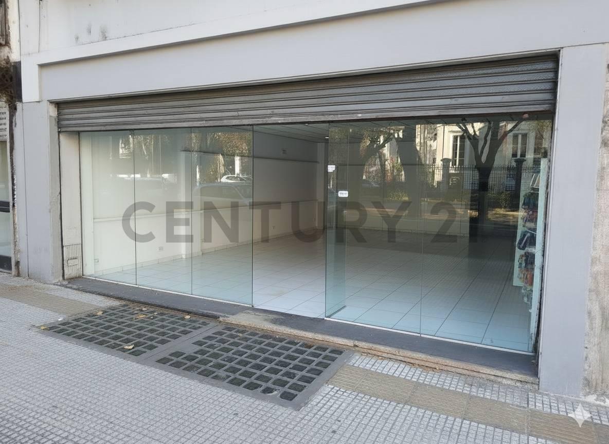 EXCELENTE LOCAL SOBRE CALLE 7 entre 56 Y 57 LA PLATA, 90M2 + 90M2 DE SOTANO C/ELEVADOR — foto 1