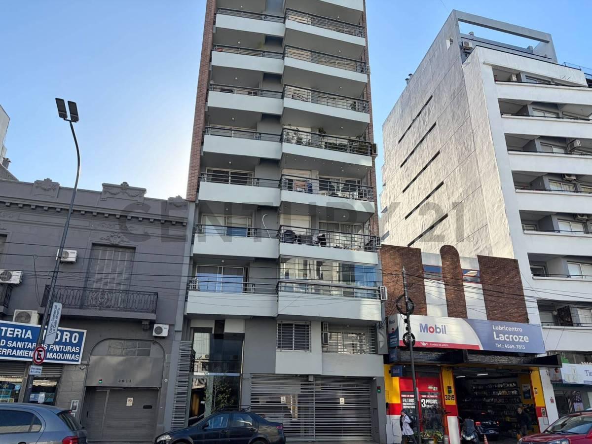 MONOAMBIENTE EN VENTA MUY LUMINOSO CON BALCÓN Y VENTILACIÓN CRUZADA – APTO PROFESIONAL — foto 1