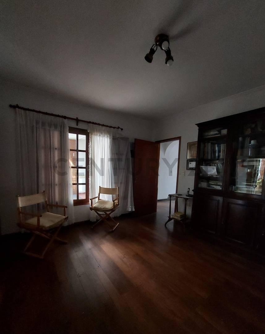 Venta Casa 4 dormitorios, cochera, terraza y patio - Zona centro — foto 1