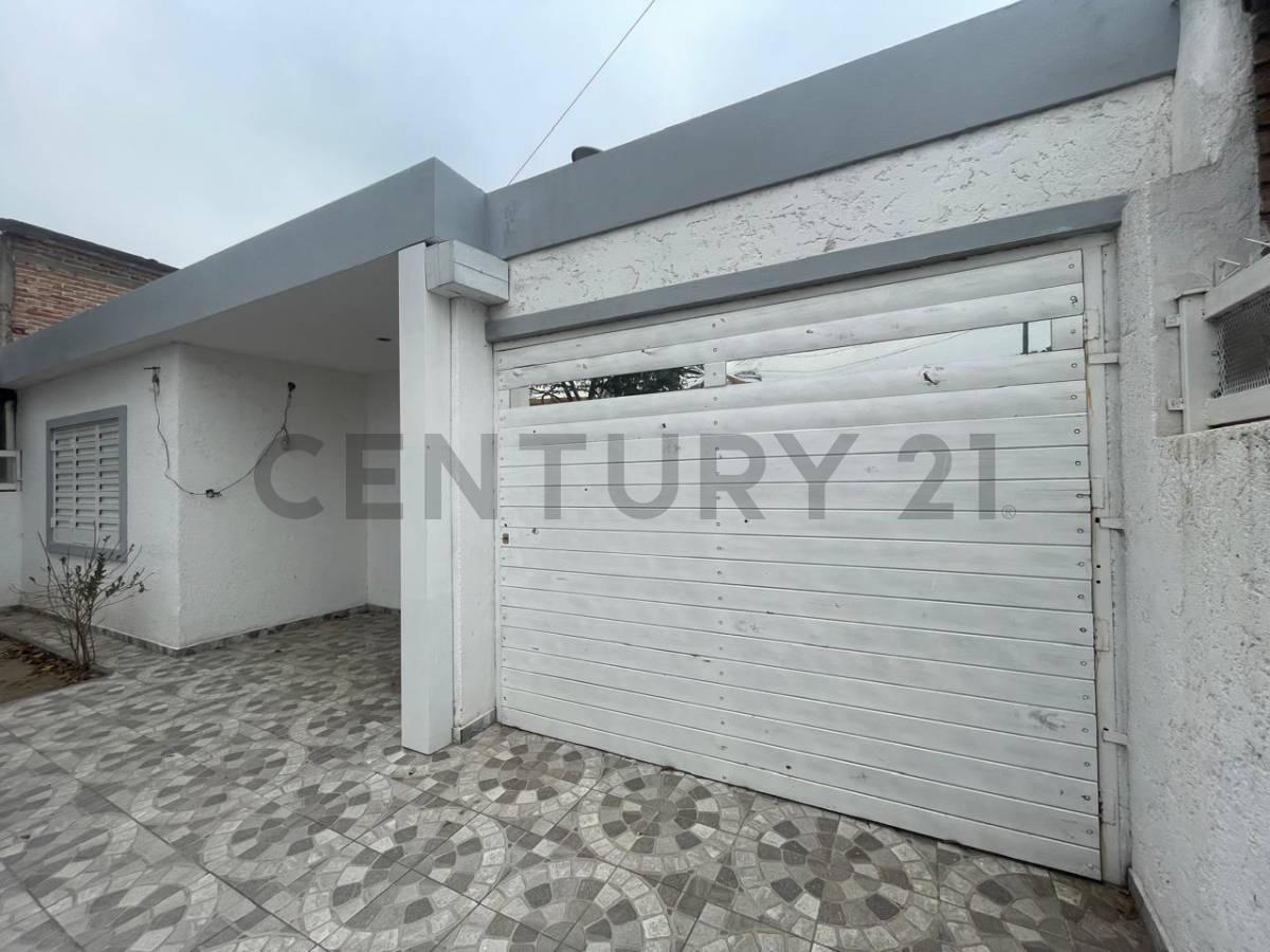 Casa 2 Dormitorios Remodelada - Cochera y Patio en barrio Centro América — foto 1