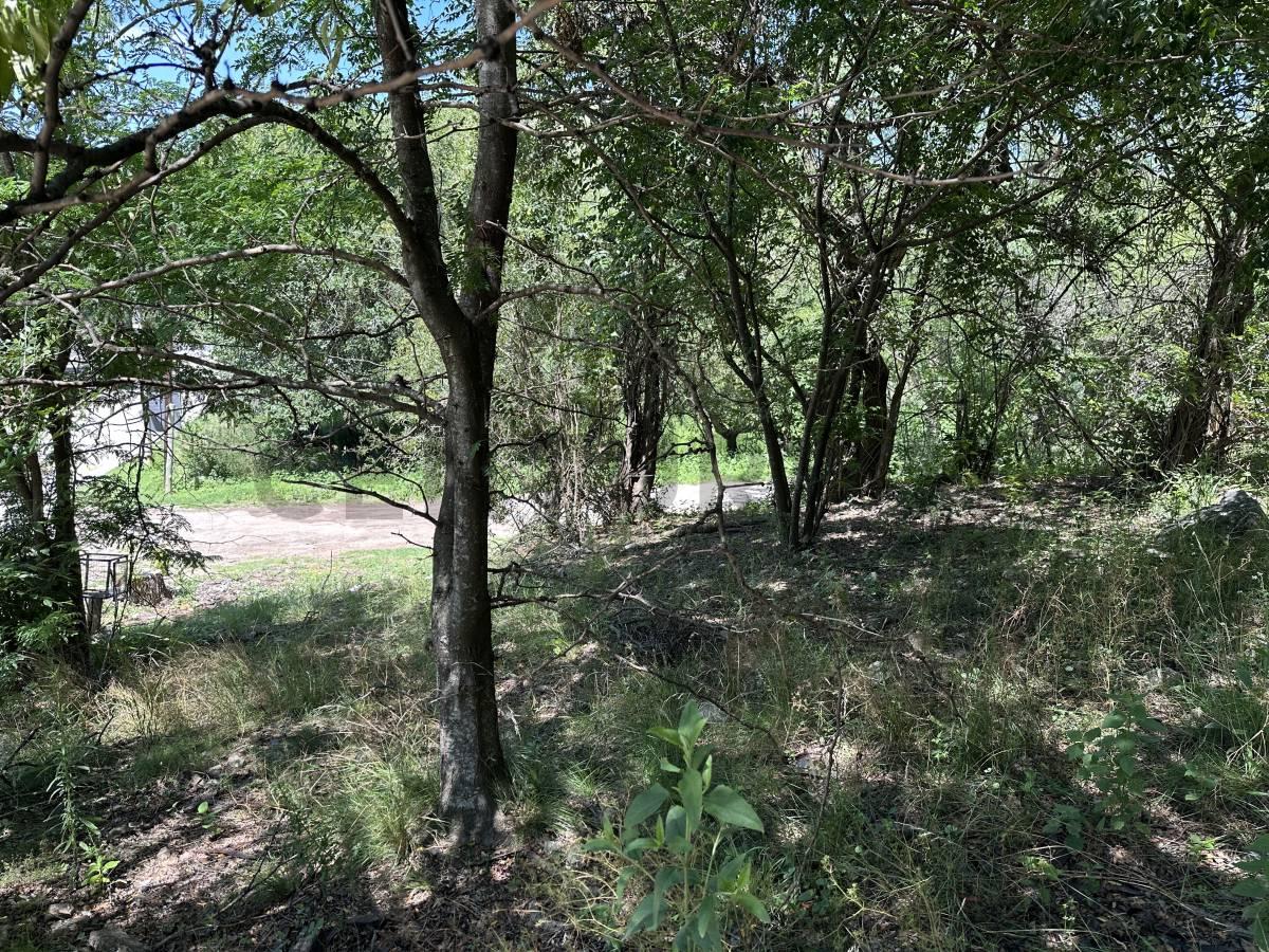 Lote ESQUINA en OPORTUNIDAD de 879 m2 en La Serranita — foto 1