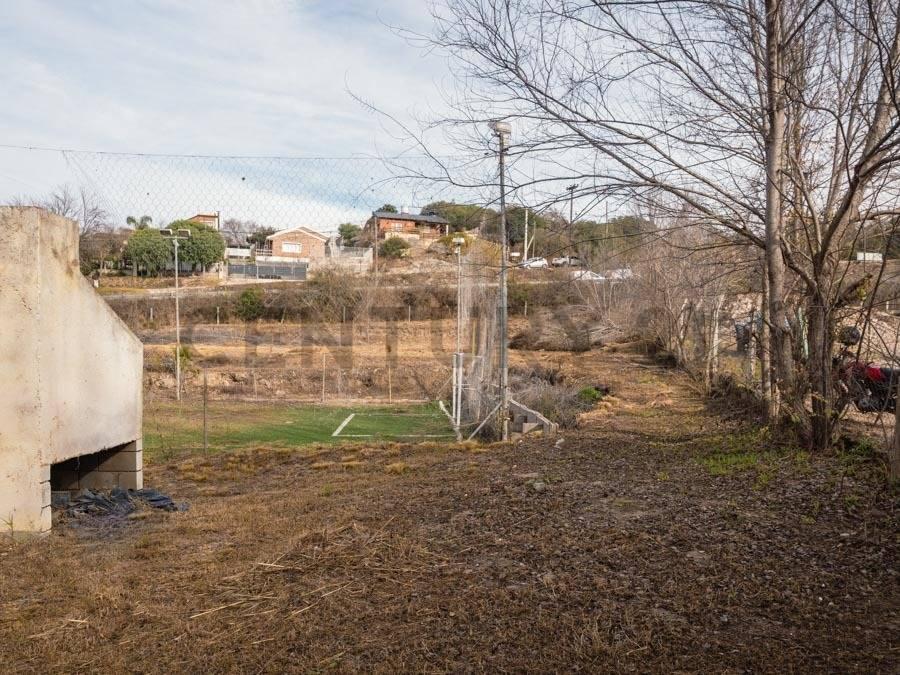 EXCLUSIVO LOTE DE 3.013 m² c/ CANCHA DE FÚTBOL Y GRAN POTENCIAL DE DESARROLLO EN VILLA CARLOS PAZ — foto 1