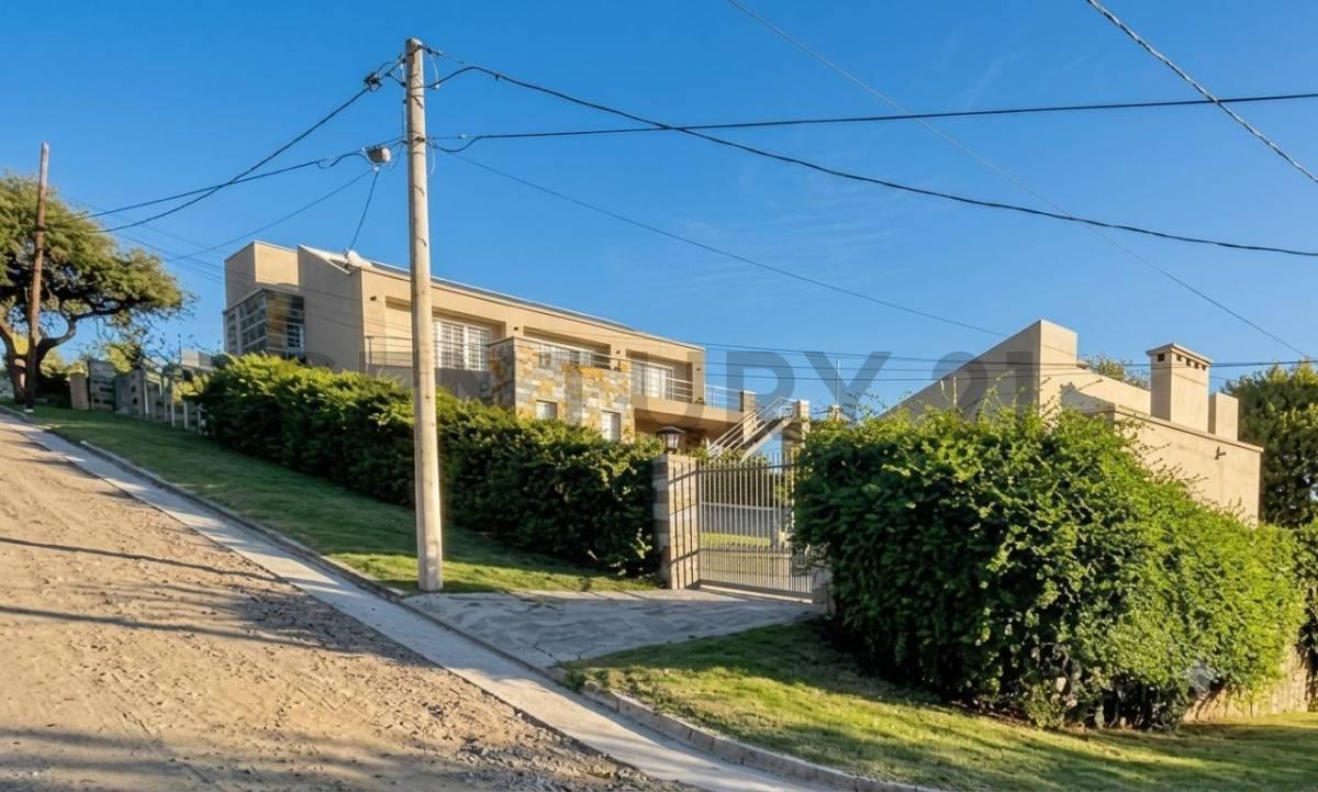 Con USD 240.000 esta exclusiva casa en venta en Río Ceballos, con diseño, amplitud y una vista privi — foto 1