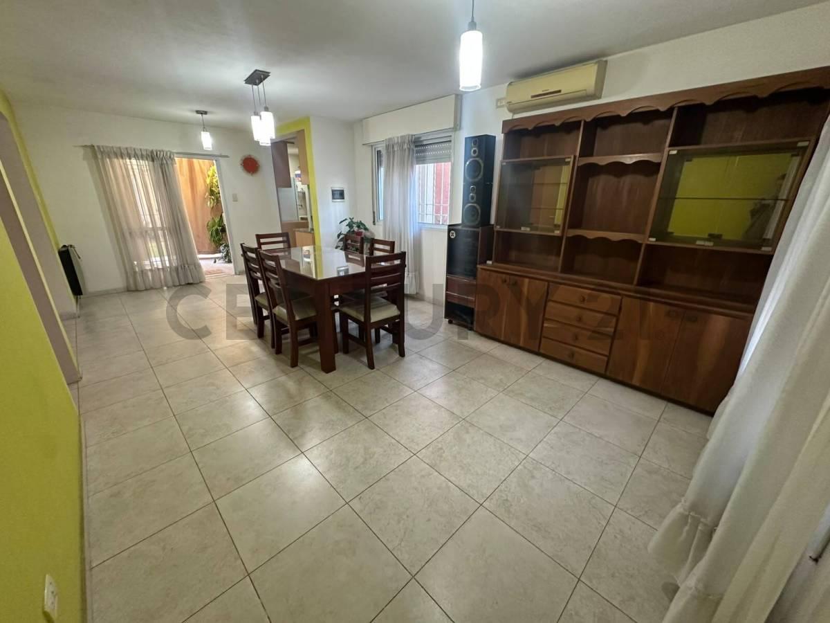 Excelente Oportunidad de Inversión en B° Zumarán: Casa + 2 Departamentos Independientes — foto 1