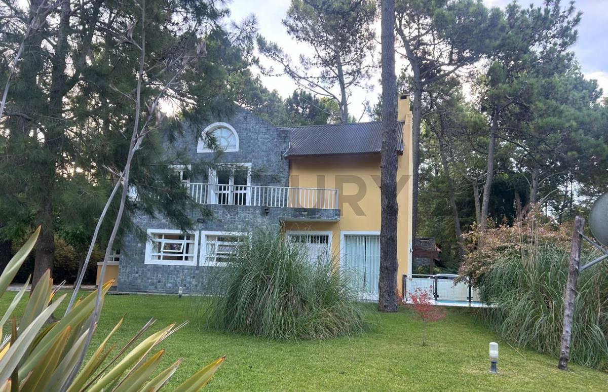 Casa en venta cuatro ambientes frente al Golf, Carilo. Gas natural. Piscina — foto 1
