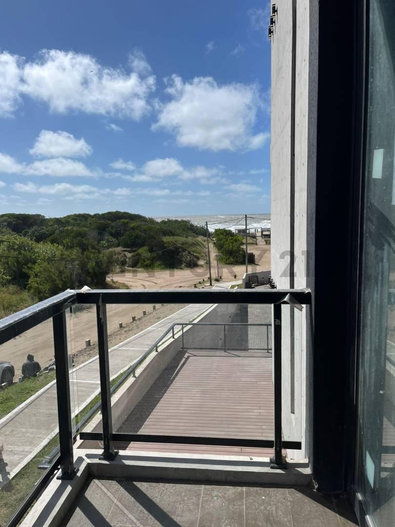 Venta departamento 2 ambientes Mar de Ostende frente al mar con cochera cubierta Pinamar — foto 1