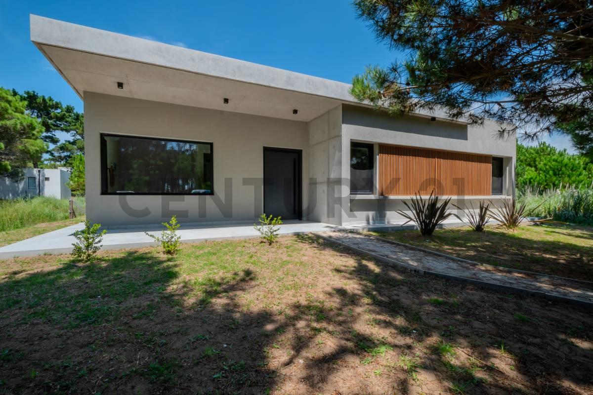 Casa en venta Punta Médanos con 4 dormitorios en lote de 1000 m² | Galería y parrilla — foto 1