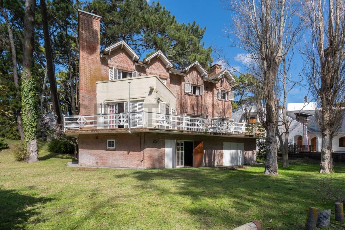 Casa en venta Pinamar 5 ambientes Fondo al golf — foto 1