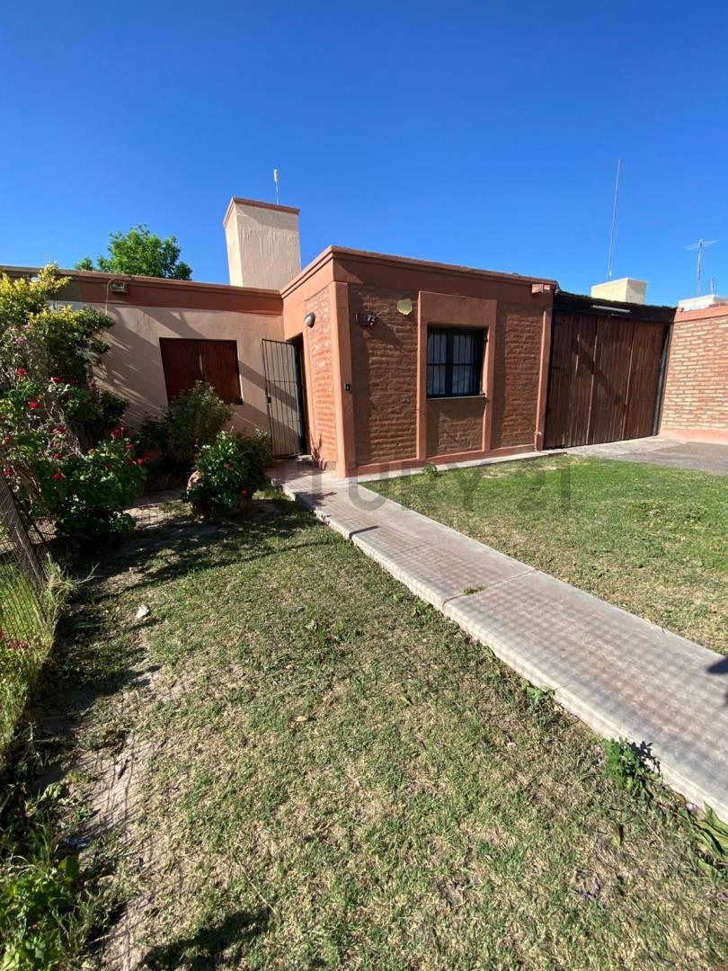 Hermosa casa en venta Rawson, con amplio jardín y cochera — foto 1