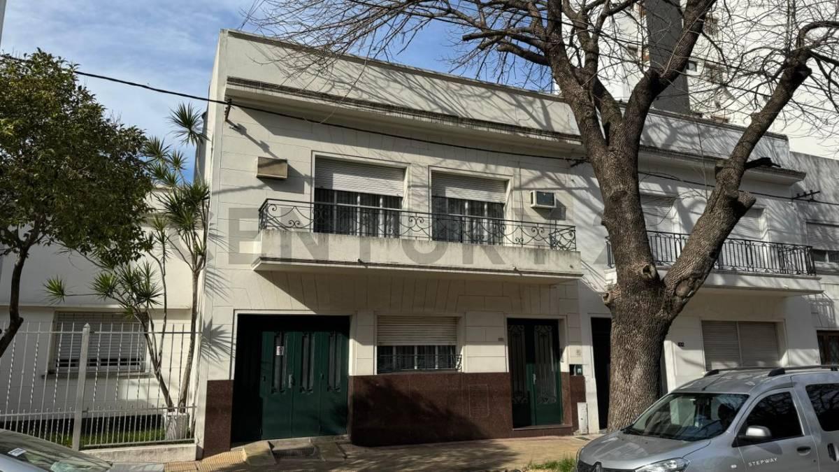VENTA DE CASA SOBRE AV. 38, APTA BANCO, LA PLATA — foto 1