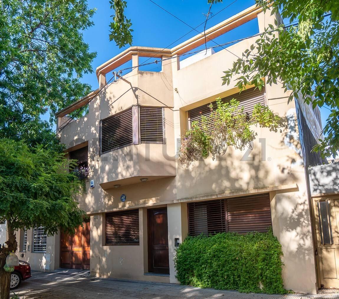 VENTA DE CASA 4 DORMITORIOS + ESCRITORIO CON ENTRADA INDEPENDIENTE + TERRAZA. PLAZA BRANDSEN — foto 1